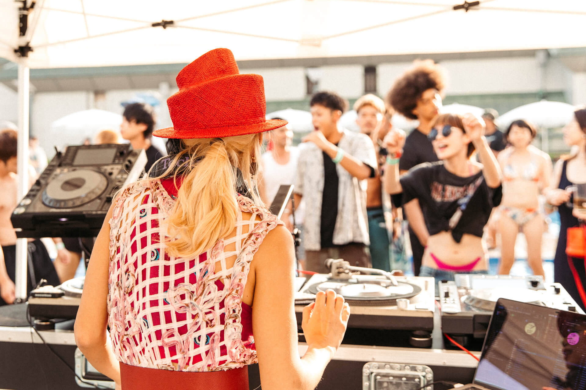 MNDSGNが来日決定！〈Stones Throw〉のプールサイドバーティ日本版が神戸で開催、tofubeats、Grooveman Spotら出演