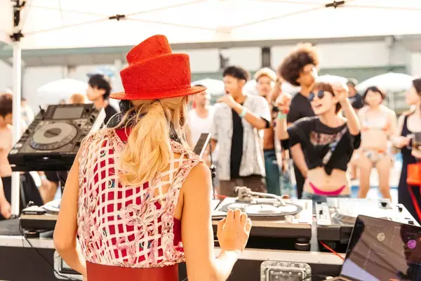 「MNDSGNが来日決定！〈Stones Throw〉のプールサイドバーティ日本版が神戸で開催、tofubeats、Grooveman Spotら出演」の画像