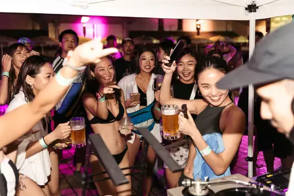 「MNDSGNが来日決定！〈Stones Throw〉のプールサイドバーティ日本版が神戸で開催、tofubeats、Grooveman Spotら出演」の画像