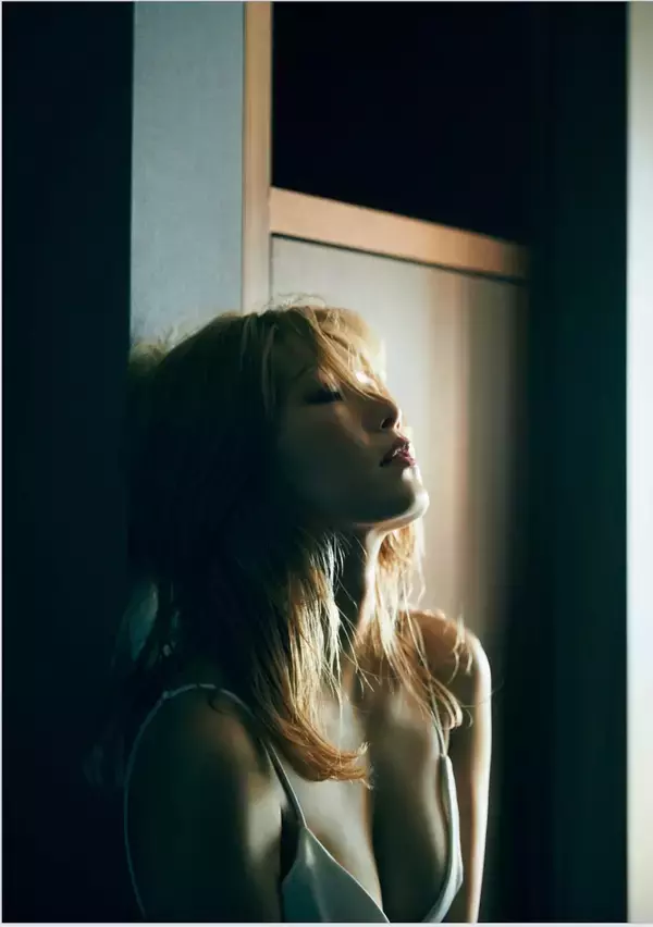 「AAA・宇野実彩子“あえて絞らない美肢体”にうっとり…写真集が3回目重版決定！」の画像