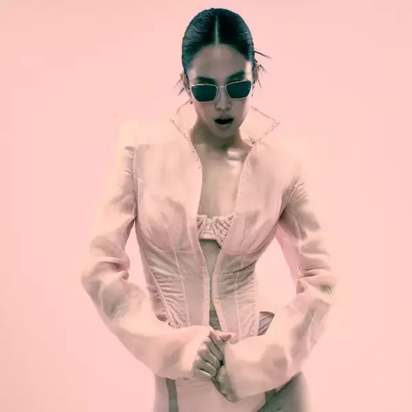 「BLACKPINKのJENNIEが〈Ray-Ban〉と〈Ray-Ban Meta〉のグローバルアンバサダーに就任」の画像