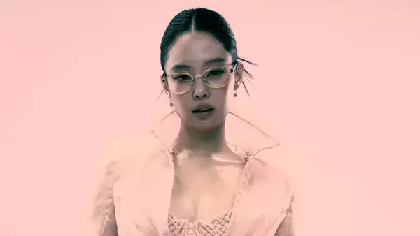 「BLACKPINKのJENNIEが〈Ray-Ban〉と〈Ray-Ban Meta〉のグローバルアンバサダーに就任」の画像
