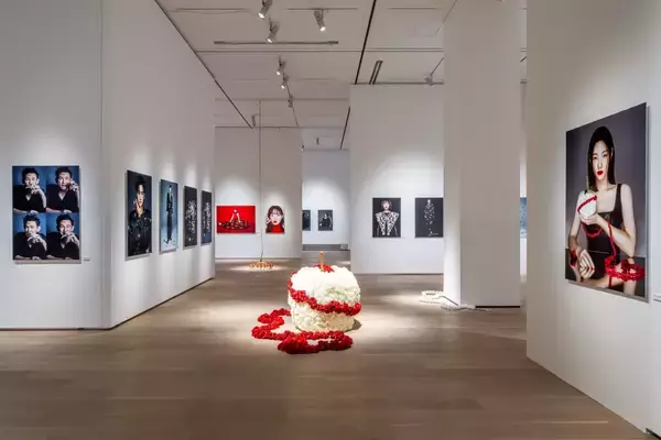 キム・ヨンジュンと吉田ユニによる写真展「Face to face」