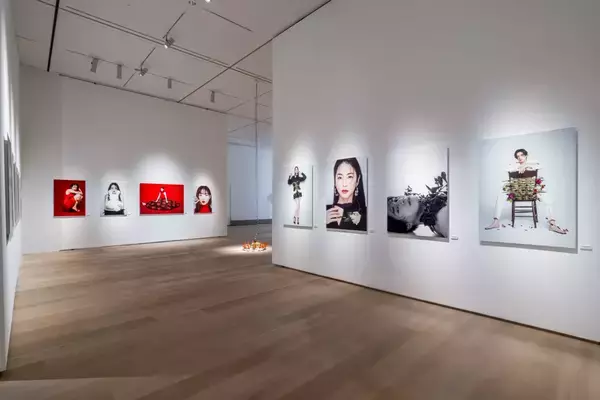 「キム・ヨンジュンと吉田ユニによる写真展「Face to face」」の画像