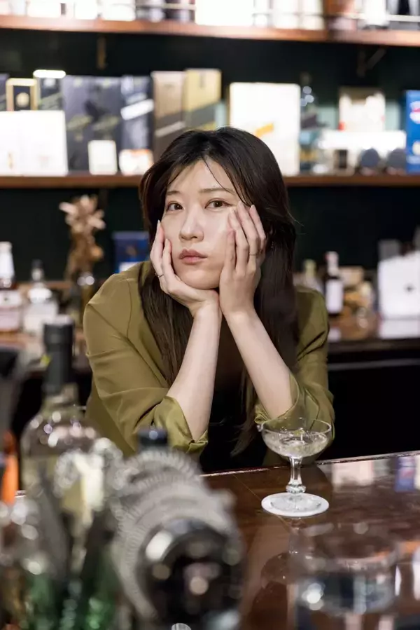 「ヒコロヒーに訊く、BARのすゝめ｜「おすすめで」から始まる心地の良い時間」の画像