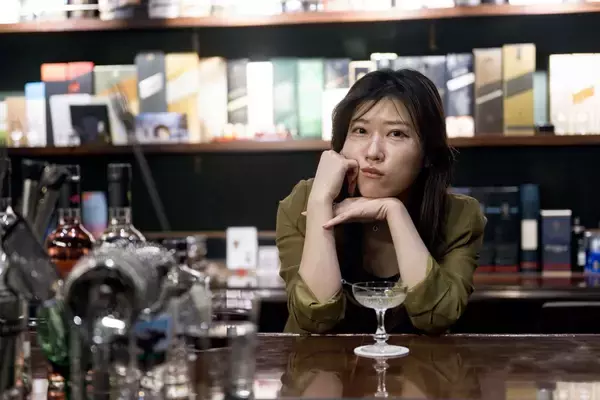 「ヒコロヒーに訊く、BARのすゝめ｜「おすすめで」から始まる心地の良い時間」の画像