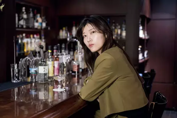 「ヒコロヒーに訊く、BARのすゝめ｜「おすすめで」から始まる心地の良い時間」の画像