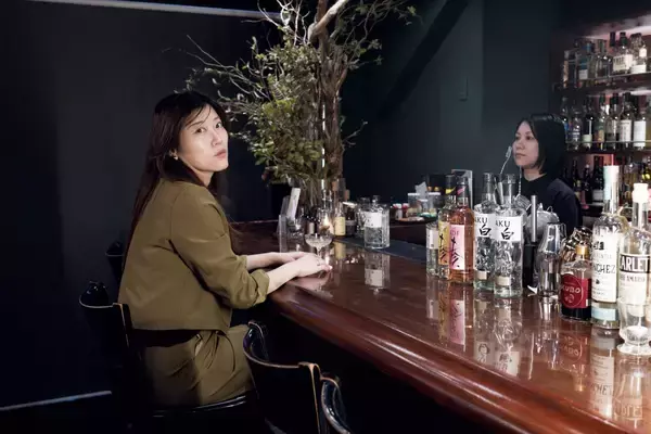 「ヒコロヒーに訊く、BARのすゝめ｜「おすすめで」から始まる心地の良い時間」の画像