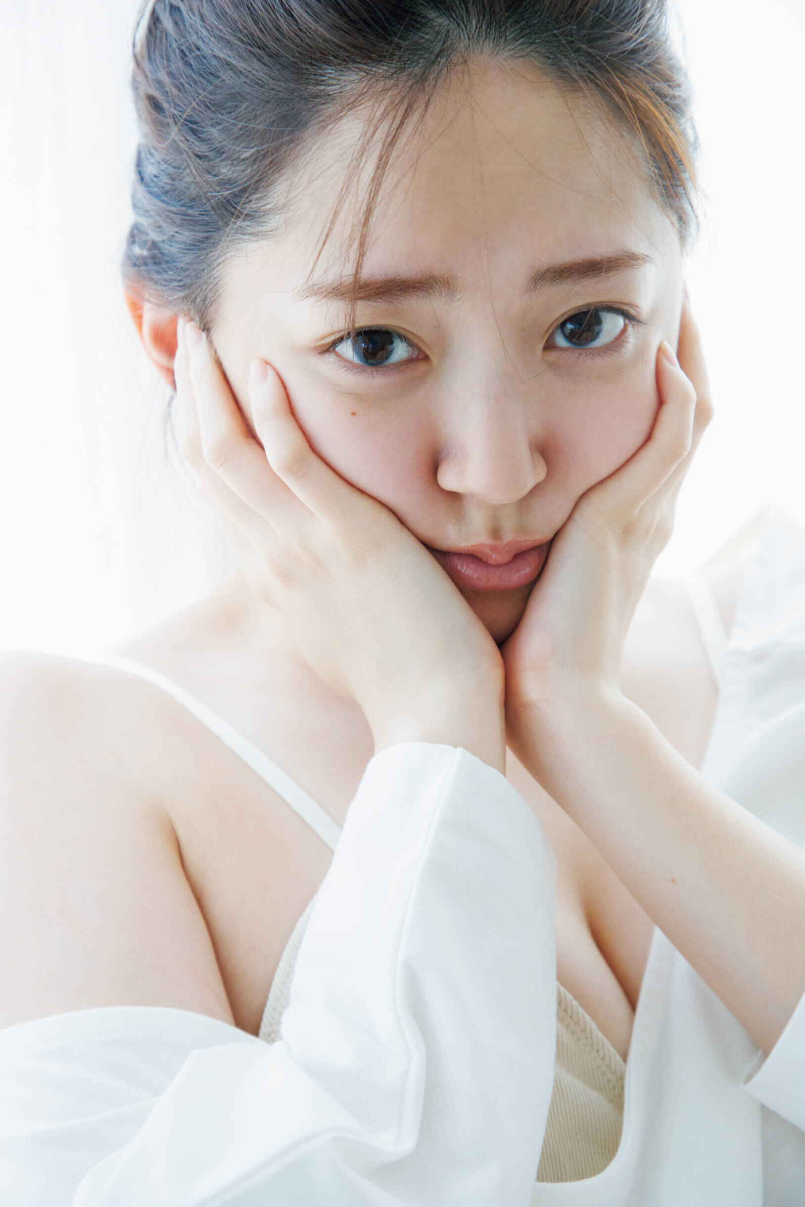 “美谷間覗かせる上目遣いも…”鈴木愛理、大好評の写真集でランジェリー姿に｜クリスマススペシャルセットも