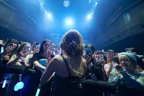 「「皆が幸せになれるように」──戦慄かなのソロワンマン＜karma with you＞（2023年6月28日＠Zepp Shinjuku）ライブレポート」の画像