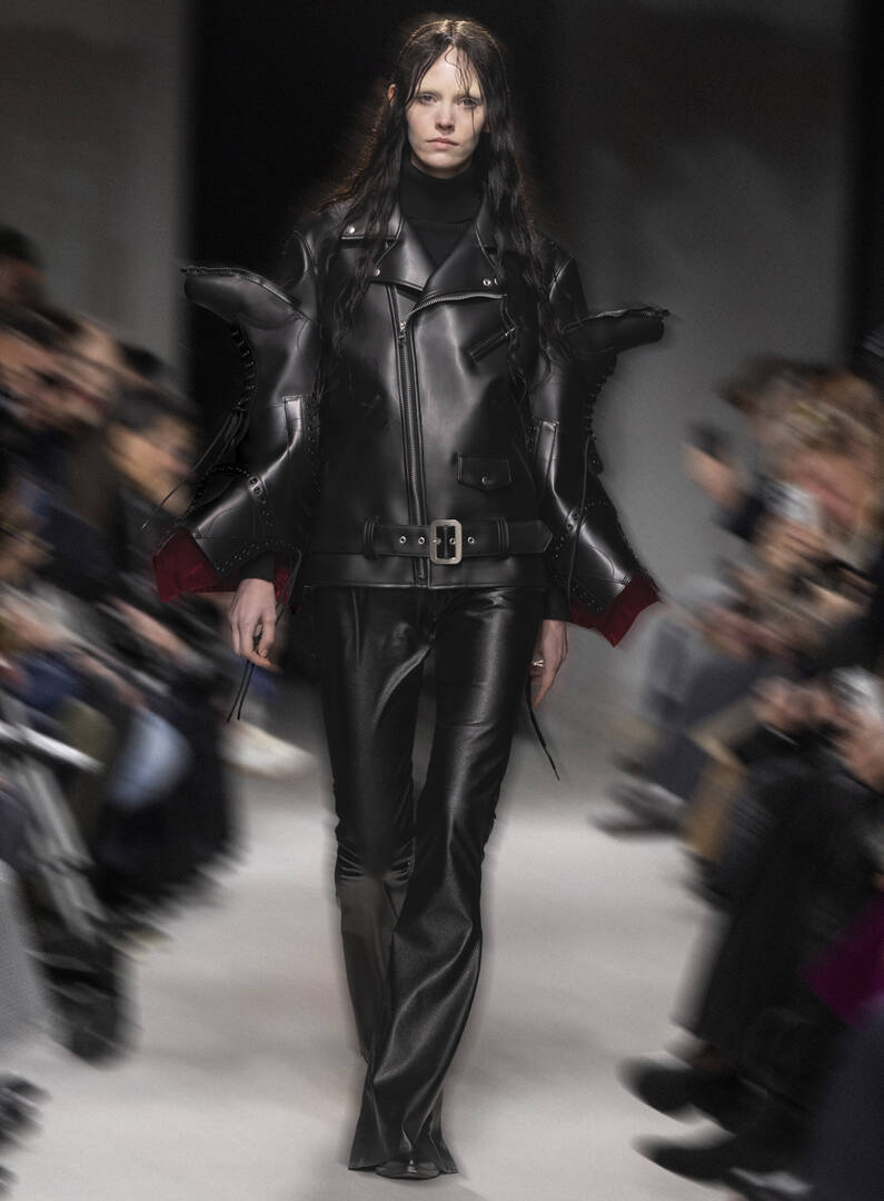 〈Dr. Martens〉x〈JUNYA WATANABE〉がブーツを腕にドッキングさせたコラボジャケットを発売