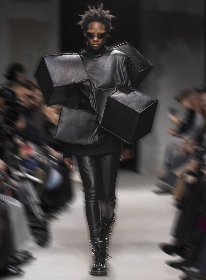 〈Dr. Martens〉x〈JUNYA WATANABE〉がブーツを腕にドッキングさせたコラボジャケットを発売