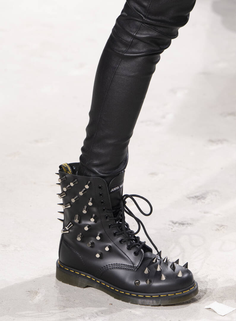 〈Dr. Martens〉x〈JUNYA WATANABE〉がブーツを腕にドッキングさせたコラボジャケットを発売