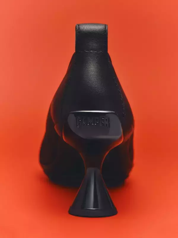 「〈CAMPER〉のウィメンズシリーズ “Right”から約7年ぶりに新ヒールモデル “Right Left”が登場」の画像