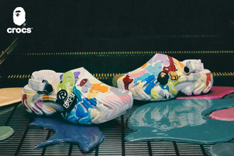 〈A BATHING APE®︎〉が「クロックス」との最新コラボレーションを発表