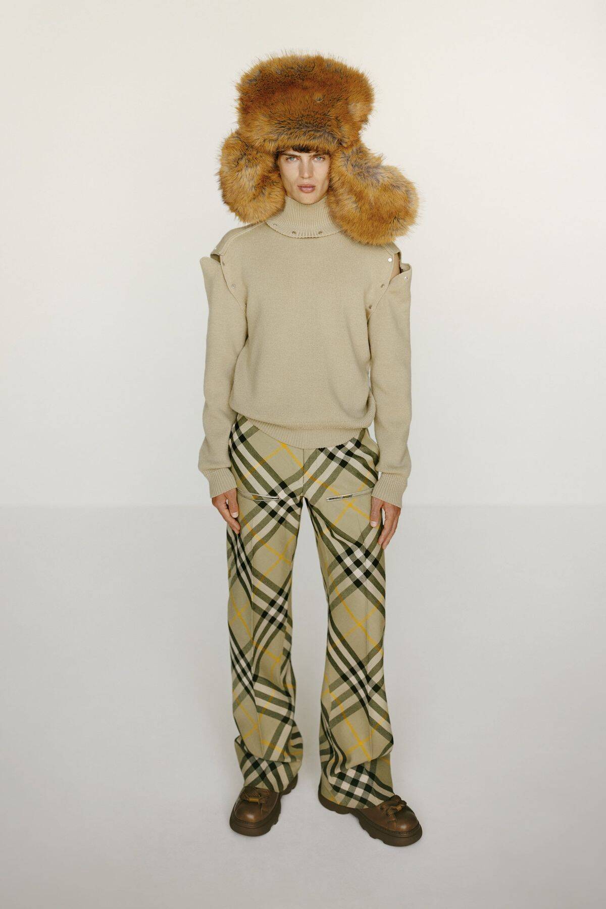 ダニエル・リーによるバーバリー 2024年スプリングコレクション｜英国らしさを継承しつつ、ブランドシンボルのチェックを自在に再構築
