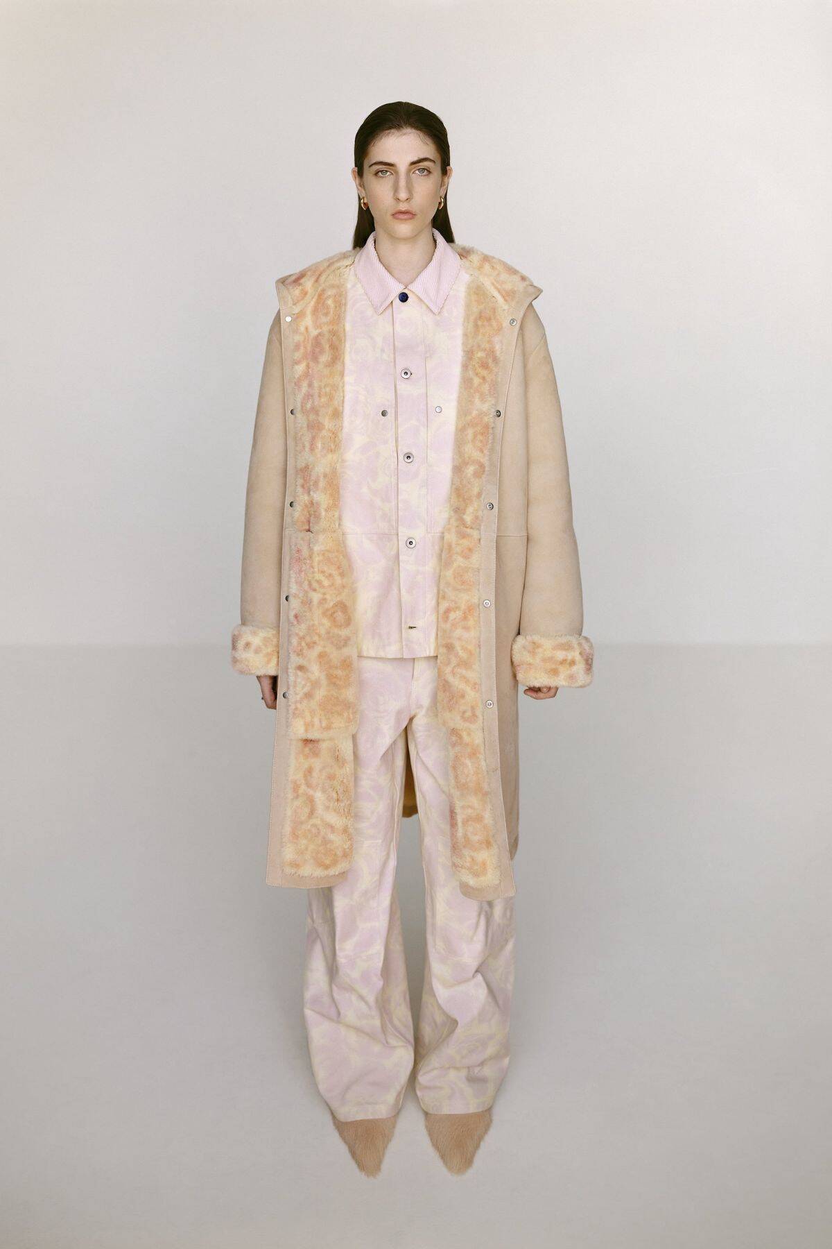 ダニエル・リーによるバーバリー 2024年スプリングコレクション｜英国らしさを継承しつつ、ブランドシンボルのチェックを自在に再構築