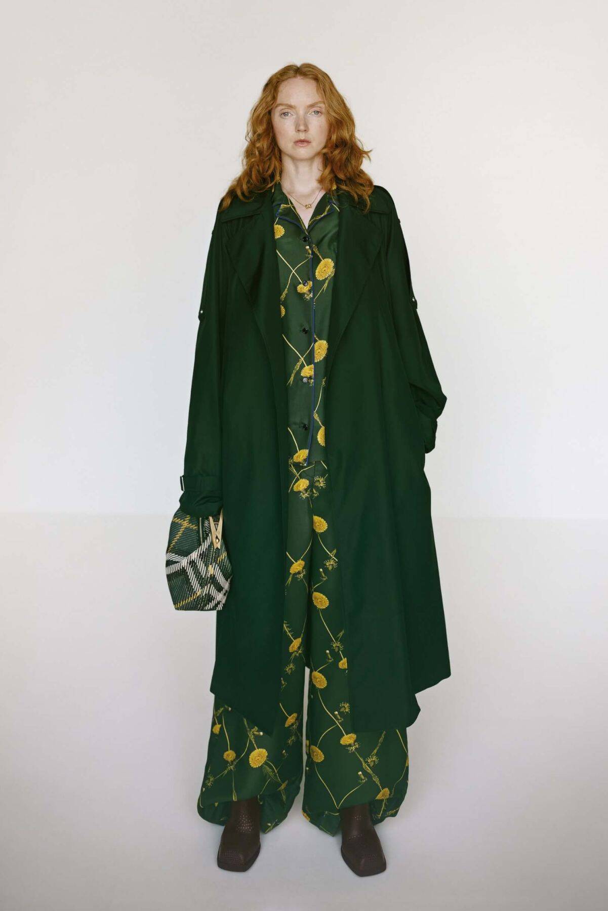 ダニエル・リーによるバーバリー 2024年スプリングコレクション｜英国らしさを継承しつつ、ブランドシンボルのチェックを自在に再構築