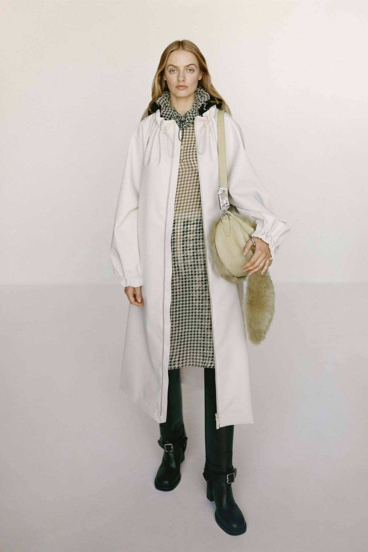 ダニエル・リーによるバーバリー 2024年スプリングコレクション｜英国らしさを継承しつつ、ブランドシンボルのチェックを自在に再構築