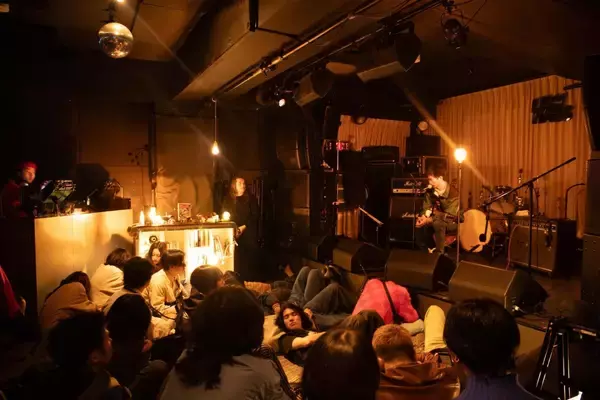 「ライブハウスで寝転びながら読書？Healthcare and medical主催の音楽イベント＜Naked dinner＞をレポート」の画像