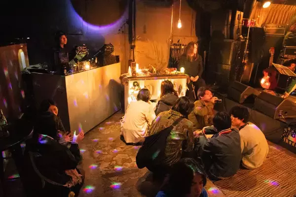 「ライブハウスで寝転びながら読書？Healthcare and medical主催の音楽イベント＜Naked dinner＞をレポート」の画像