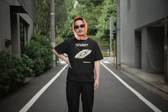 FUJI ROCK ’26：フェスだけじゃもったいない。オフィシャルグッズを日常に落とし込む、夏の街中コーデ
