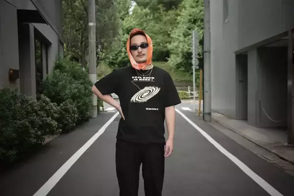 FUJI ROCK ’26：フェスだけじゃもったいない。オフィシャルグッズを日常に落とし込む、夏の街中コーデ