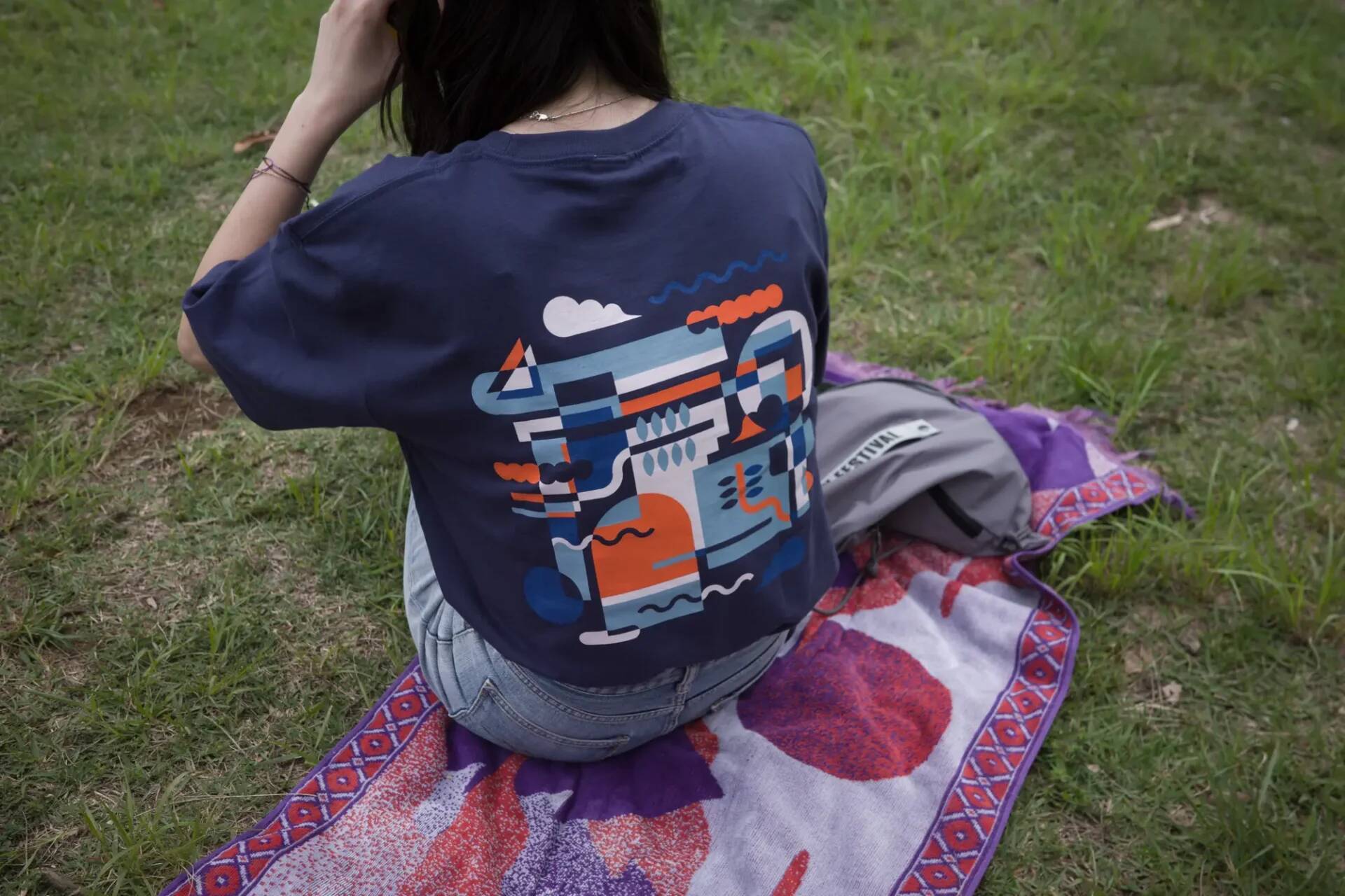 FUJI ROCK ’26：フェスだけじゃもったいない。オフィシャルグッズを日常に落とし込む、夏の街中コーデ