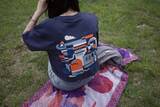 「FUJI ROCK ’26：フェスだけじゃもったいない。オフィシャルグッズを日常に落とし込む、夏の街中コーデ」の画像10