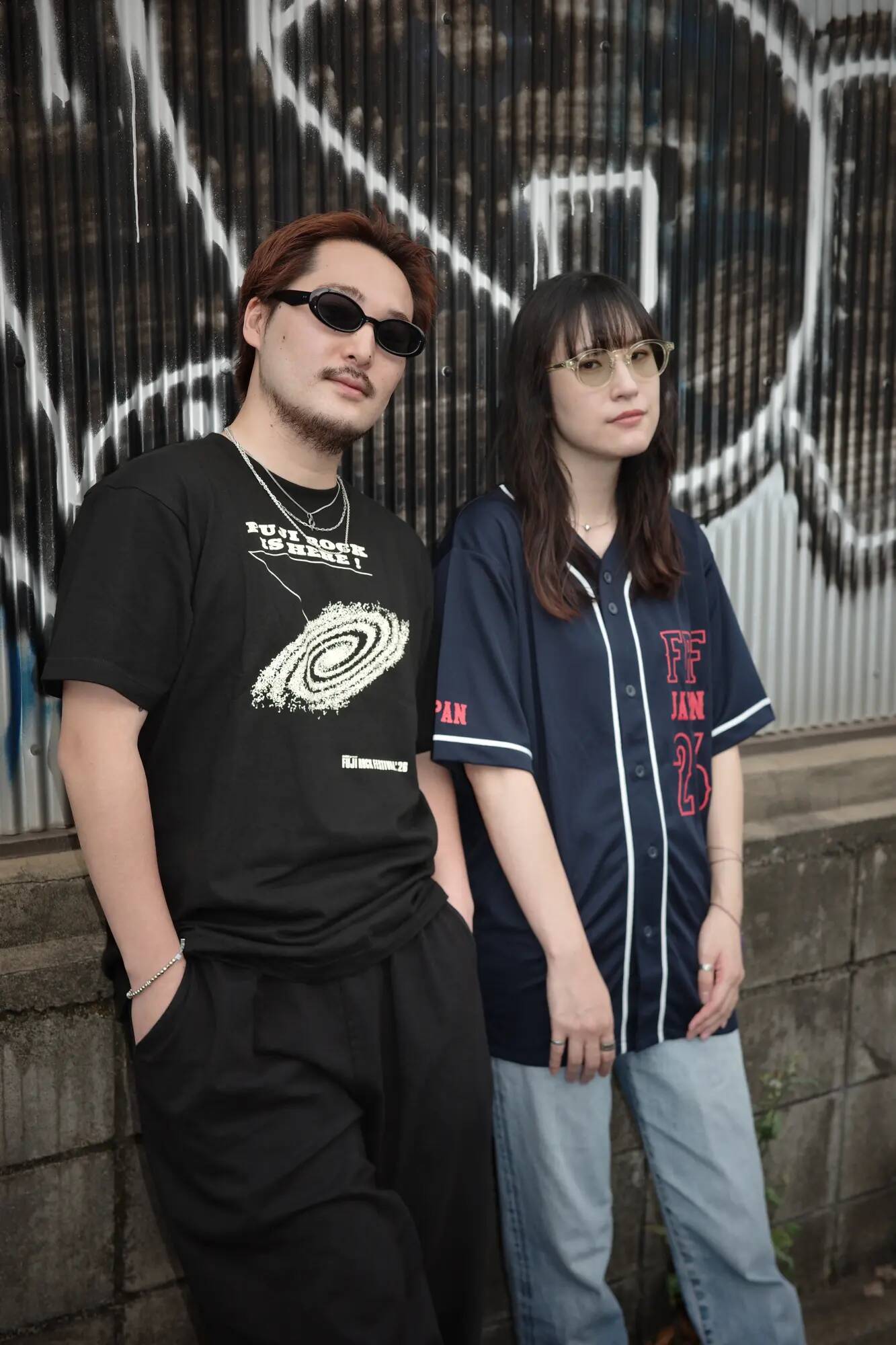 FUJI ROCK ’26：フェスだけじゃもったいない。オフィシャルグッズを日常に落とし込む、夏の街中コーデ