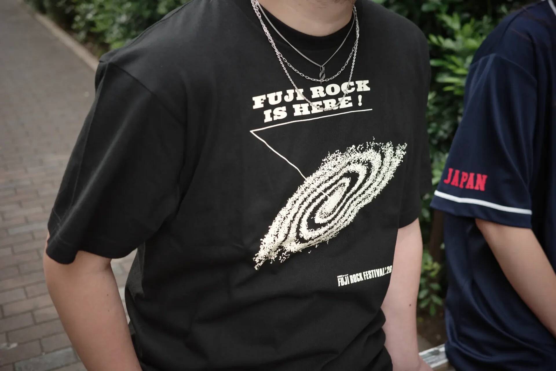 FUJI ROCK ’26：フェスだけじゃもったいない。オフィシャルグッズを日常に落とし込む、夏の街中コーデ