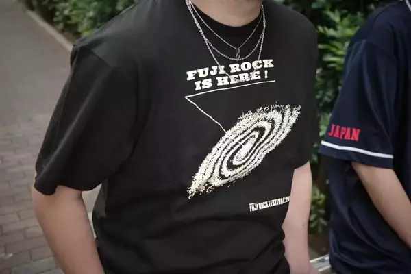 「FUJI ROCK ’26：フェスだけじゃもったいない。オフィシャルグッズを日常に落とし込む、夏の街中コーデ」の画像