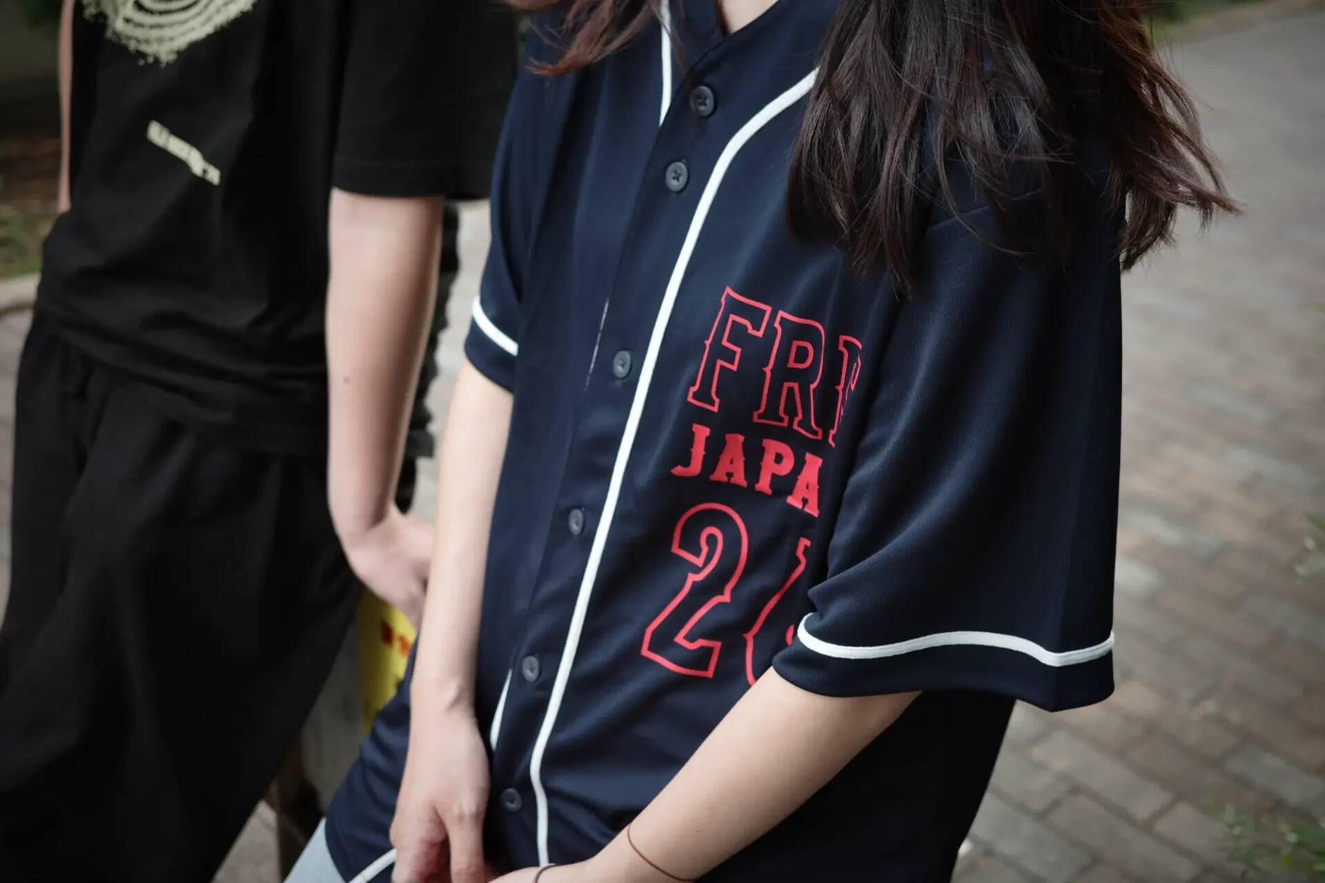 FUJI ROCK ’26：フェスだけじゃもったいない。オフィシャルグッズを日常に落とし込む、夏の街中コーデ