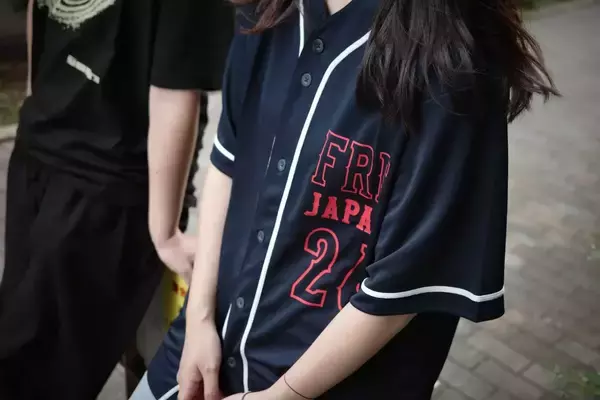 「FUJI ROCK ’26：フェスだけじゃもったいない。オフィシャルグッズを日常に落とし込む、夏の街中コーデ」の画像