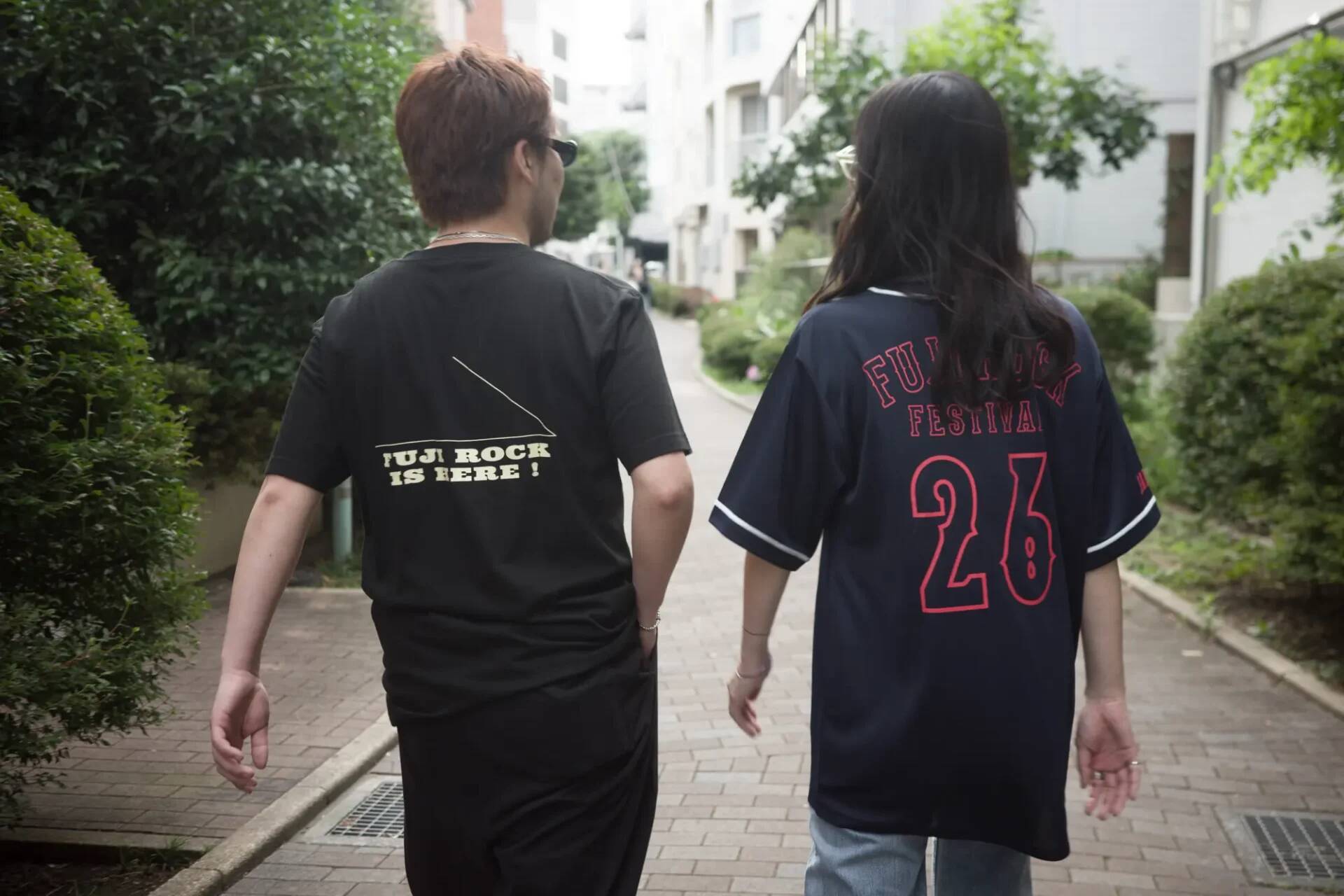 FUJI ROCK ’26：フェスだけじゃもったいない。オフィシャルグッズを日常に落とし込む、夏の街中コーデ