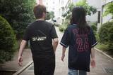 「FUJI ROCK ’26：フェスだけじゃもったいない。オフィシャルグッズを日常に落とし込む、夏の街中コーデ」の画像5
