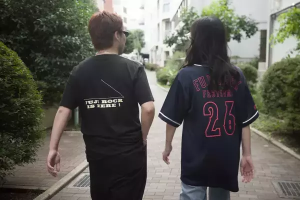 「FUJI ROCK ’26：フェスだけじゃもったいない。オフィシャルグッズを日常に落とし込む、夏の街中コーデ」の画像
