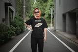 「FUJI ROCK ’26：フェスだけじゃもったいない。オフィシャルグッズを日常に落とし込む、夏の街中コーデ」の画像6