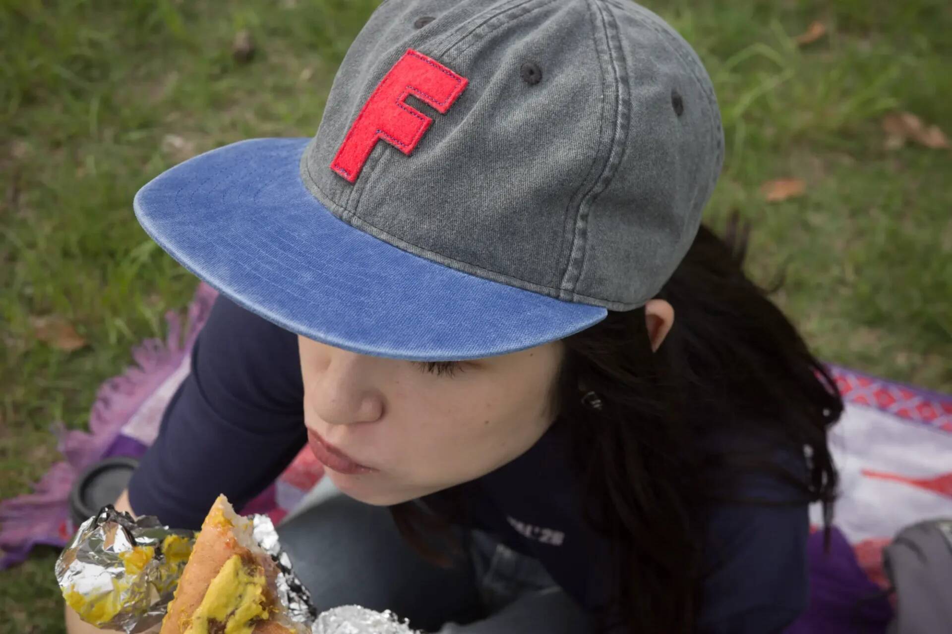 FUJI ROCK ’26：フェスだけじゃもったいない。オフィシャルグッズを日常に落とし込む、夏の街中コーデ
