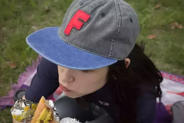 「FUJI ROCK ’26：フェスだけじゃもったいない。オフィシャルグッズを日常に落とし込む、夏の街中コーデ」の画像