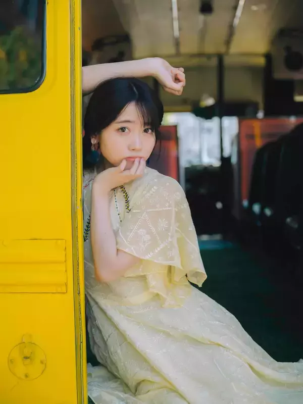 「来栖りん“肩出しで美肌見せ”｜待望のフォトブックで生足披露も」の画像