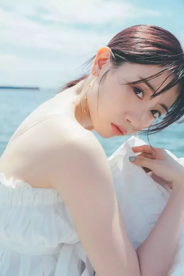 「来栖りん“肩出しで美肌見せ”｜待望のフォトブックで生足披露も」の画像