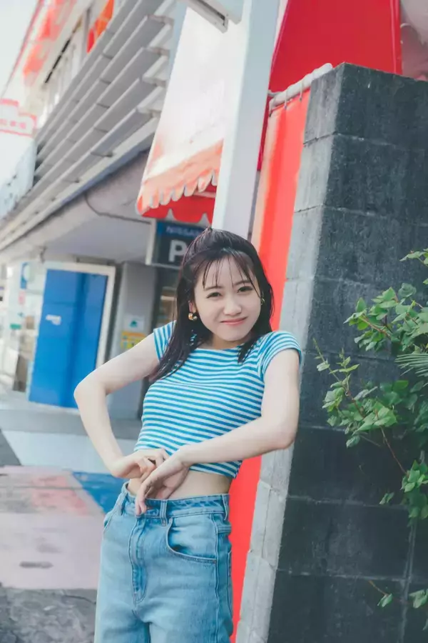 「来栖りん“肩出しで美肌見せ”｜待望のフォトブックで生足披露も」の画像