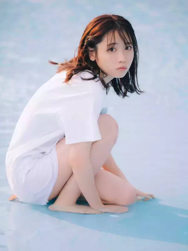 「来栖りん“肩出しで美肌見せ”｜待望のフォトブックで生足披露も」の画像