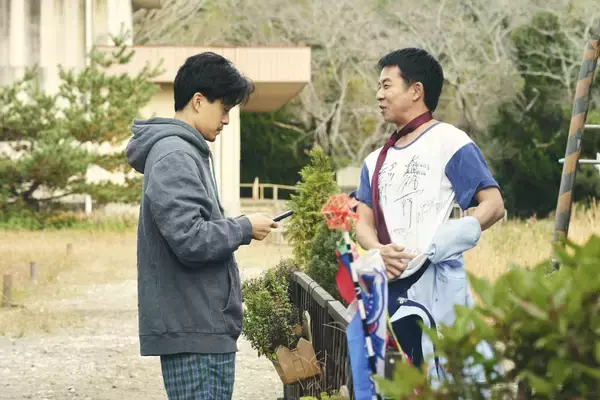 「池松壮亮、仲野太賀、渡辺大知らが出演｜企画・監督・脚本 宮藤官九郎の青春群像エンターテイメント『季節のない街』本ポスター＆場面写真が一挙解禁」の画像