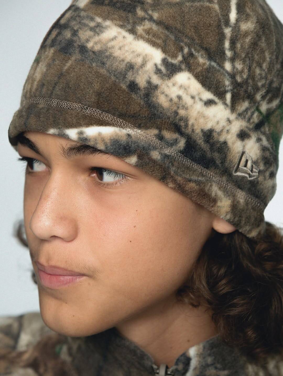 〈thisisneverthat®︎〉がリアルツリーカモをフィーチャーした〈NEW ERA®︎〉との最新コラボコレクションを発売