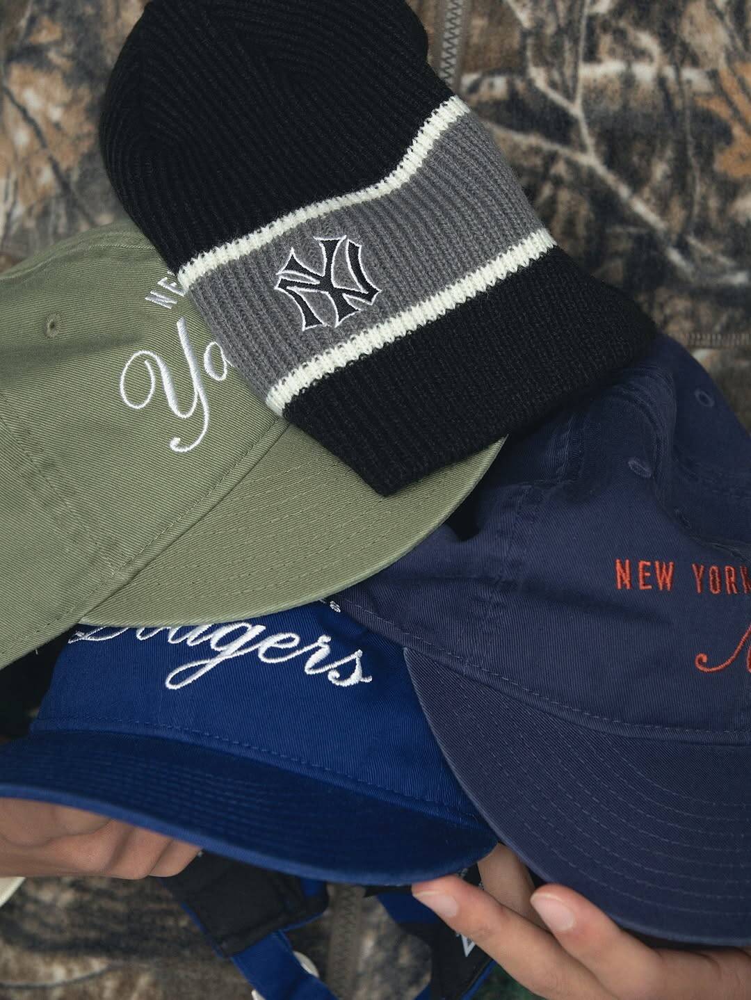 〈thisisneverthat®︎〉がリアルツリーカモをフィーチャーした〈NEW ERA®︎〉との最新コラボコレクションを発売