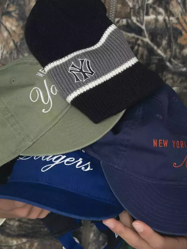 「〈thisisneverthat®︎〉がリアルツリーカモをフィーチャーした〈NEW ERA®︎〉との最新コラボコレクションを発売」の画像