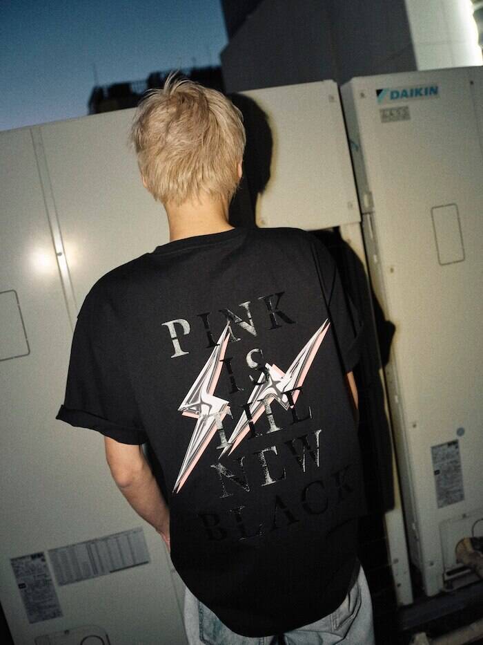 BLACKPINKが藤原ヒロシ主宰の〈fragment design〉とのコラボグッズを発売