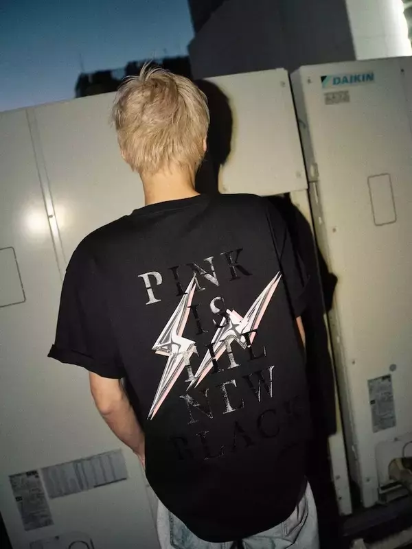 「BLACKPINKが藤原ヒロシ主宰の〈fragment design〉とのコラボグッズを発売」の画像